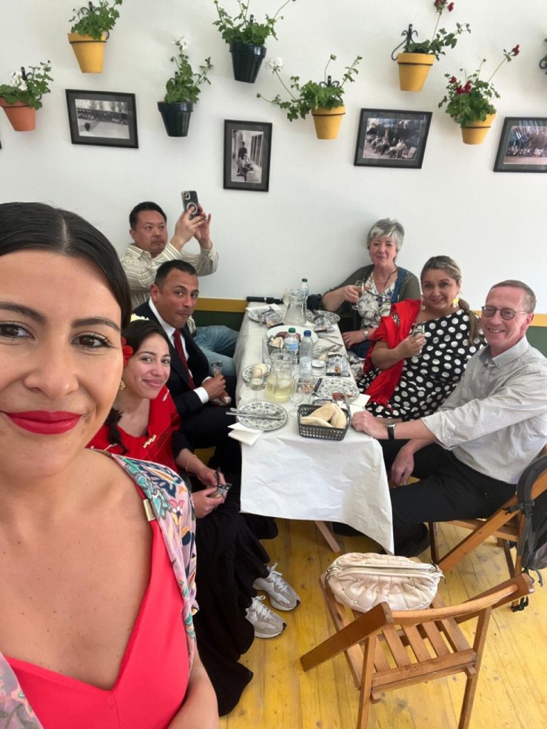 Personas comiendo